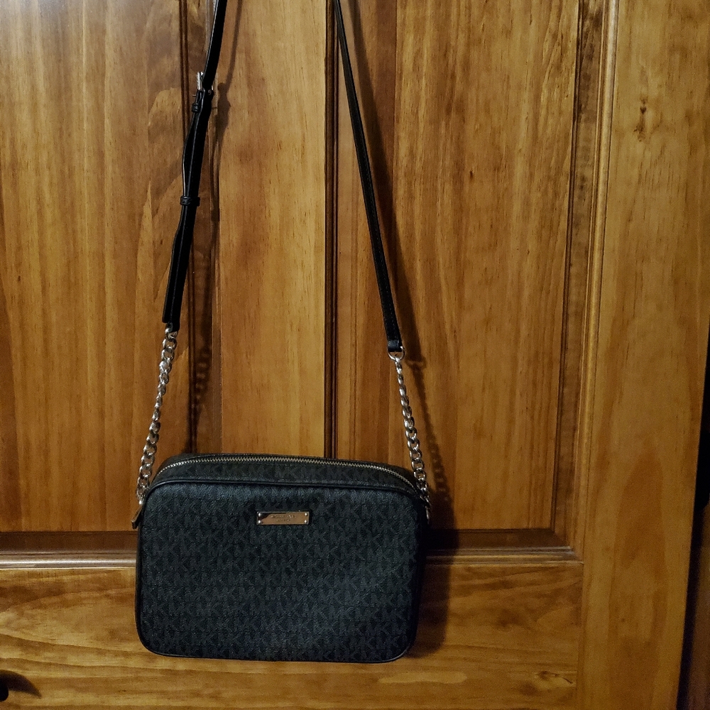 Crossbody handbag